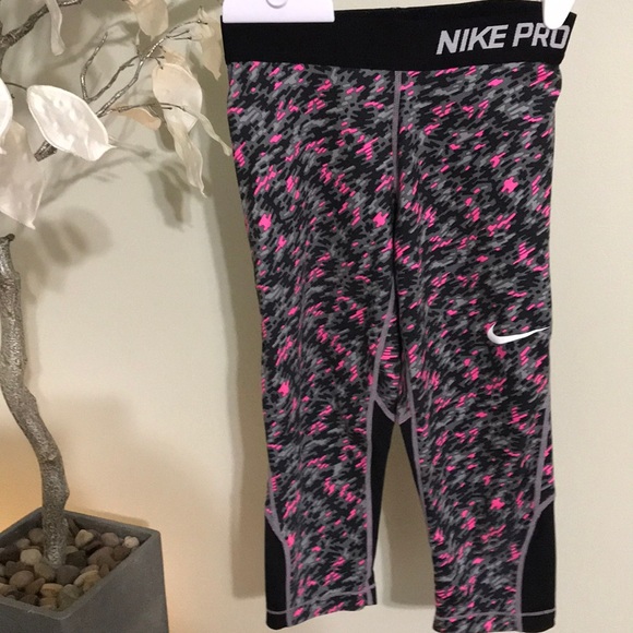 Nike Pants - NIKE PRO CROP LEGGINGS